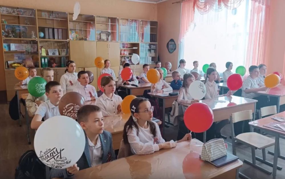 Школьники Снежного почтили память героев Великой Отечественной войны Школьники Снежного почтили память героев Великой Отечественной войны