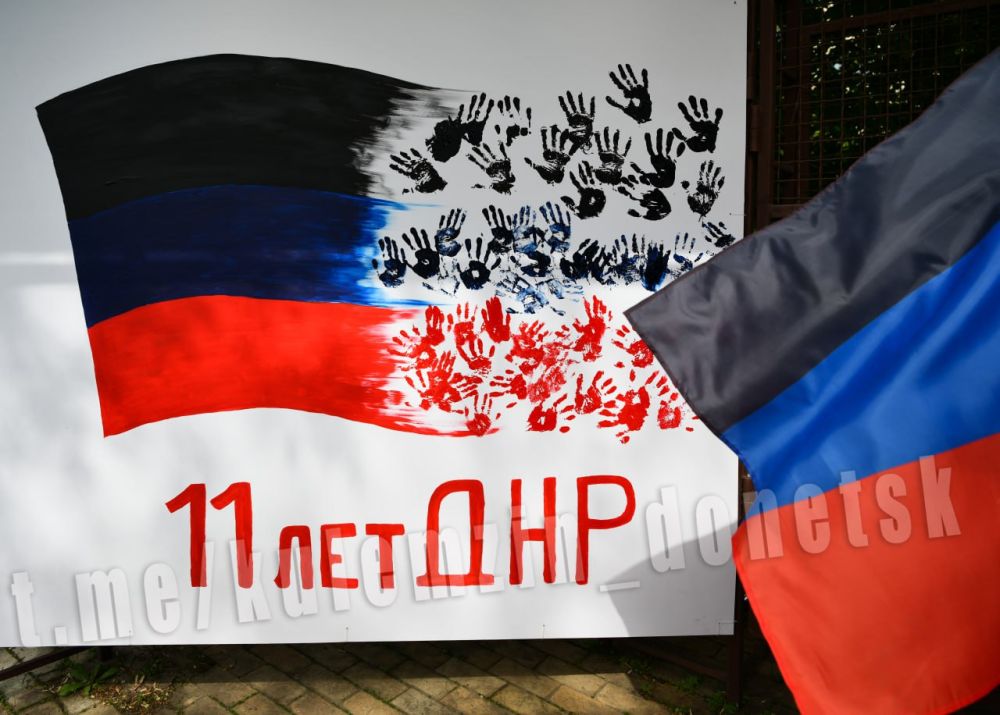 Алексей Кулемзин: Флаг Донецкой Народной Республики в детских руках! Алексей Кулемзин: Флаг Донецкой Народной Республики в детских руках!