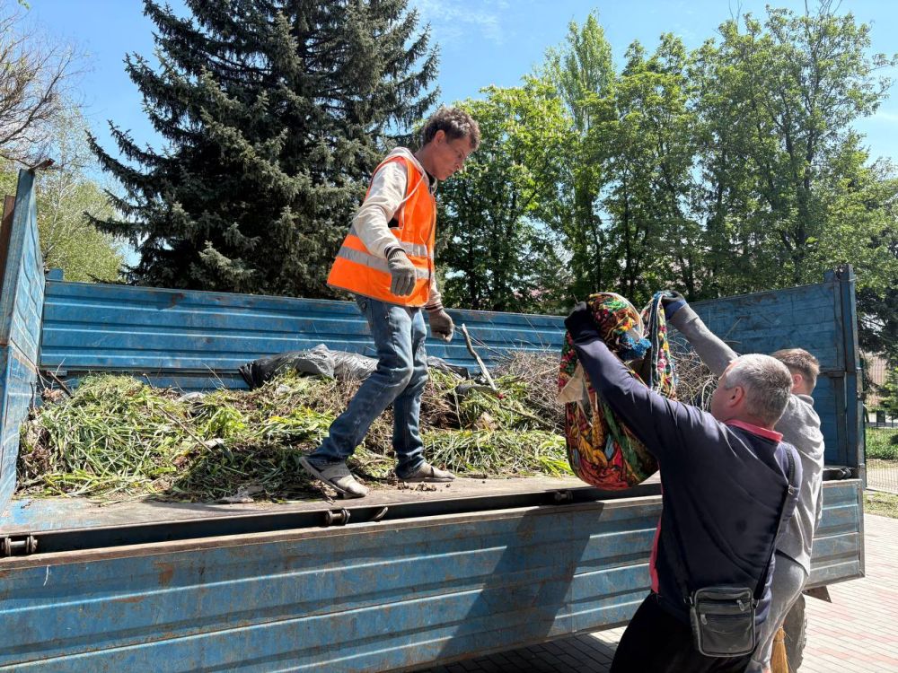 В преддверии празднования 80-й годовщины Великой Победы, сотрудники Администрации Володарского муниципального округа провели масштабный субботник, преобразив центральный парк поселка Володарское к знаменательной дате В преддверии празднования 80-й годовщины Великой Победы, сотрудники Администрации Володарского муниципального округа провели масштабный субботник, преобразив центральный парк поселка Володарское к знаменательной дате