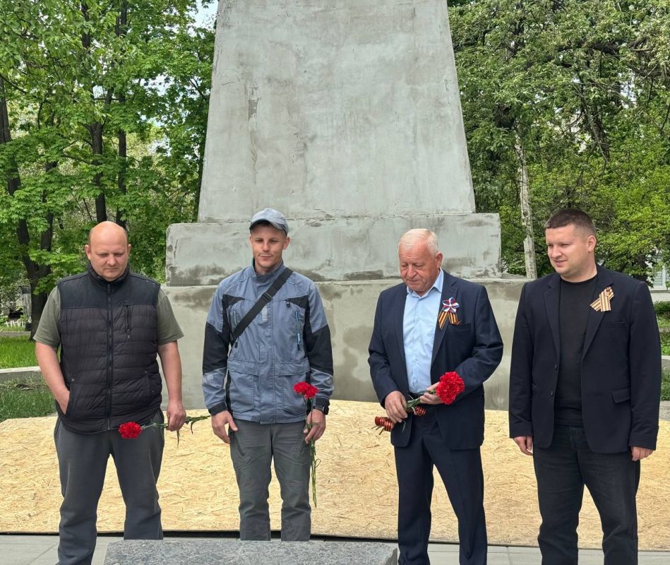 Партийцы возложили цветы к братской могиле советских воинов на посёлке Залесное Партийцы возложили цветы к братской могиле советских воинов на посёлке Залесное