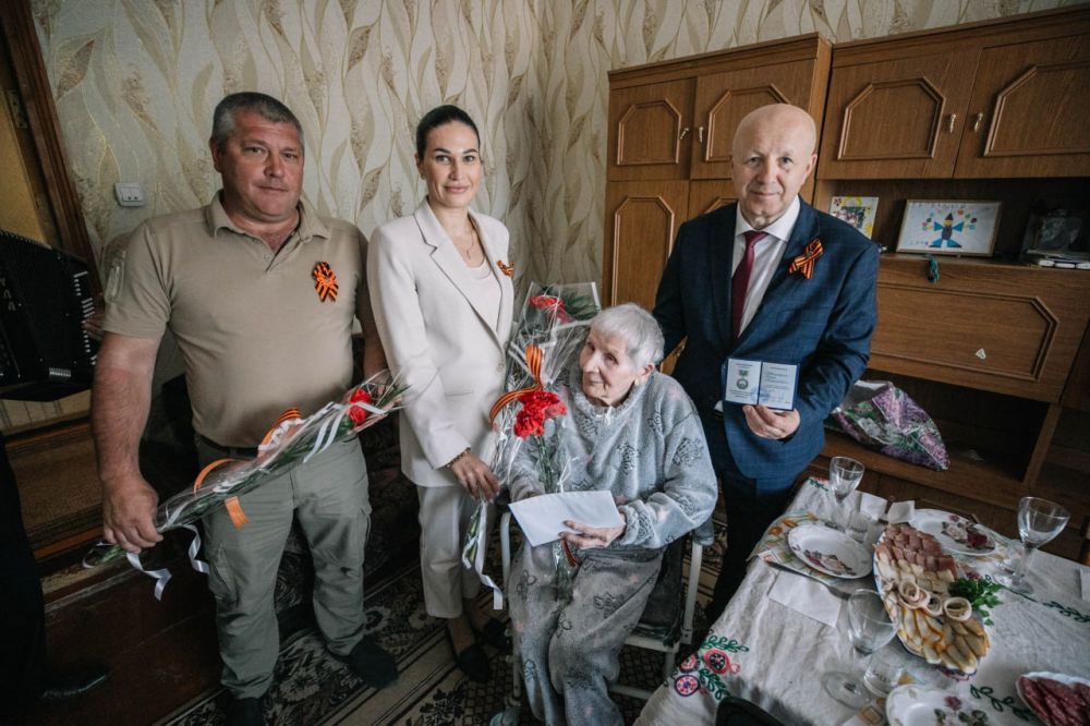 Олег Моргун: В преддверии 80-летия Великой Победы четверым ветеранам Великой Отечественной войны присвоили звание "Почетный гражданин городского округа Мариуполь" Олег Моргун: В преддверии 80-летия Великой Победы четверым ветеранам Великой Отечественной войны присвоили звание "Почетный гражданин городского округа Мариуполь"