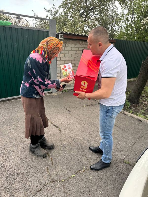 Единороссы поздравили ветеранов с 80-летием Великой Победы Единороссы поздравили ветеранов с 80-летием Великой Победы