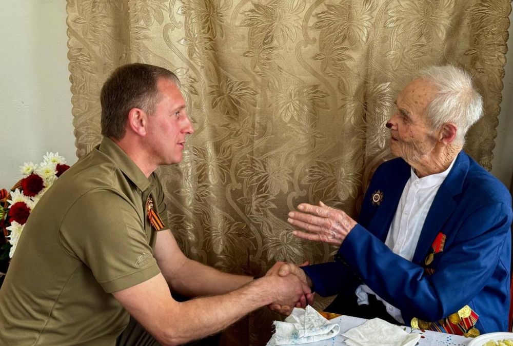 В Шахтерском округе поздравили ветерана Великой Отечественной войны с предстоящим праздником В Шахтерском округе поздравили ветерана Великой Отечественной войны с предстоящим праздником