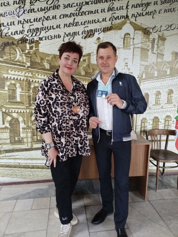 Сегодня в городе Дебальцево новые члены Всероссийской политической партии «Единая Россия» получили членские билеты Сегодня в городе Дебальцево новые члены Всероссийской политической партии «Единая Россия» получили членские билеты