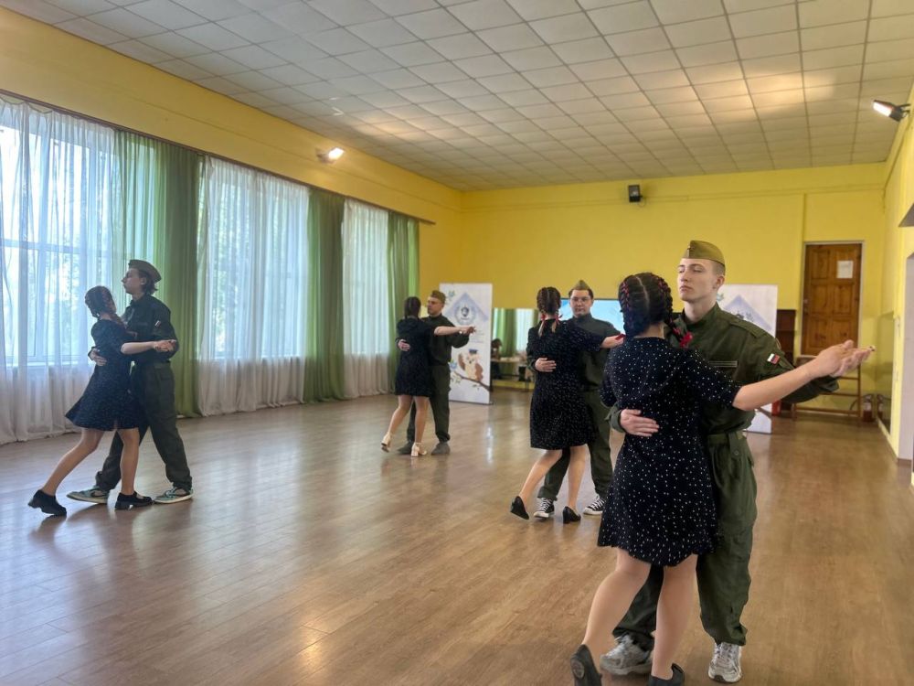 В рамках патриотического мероприятия, которое состоялось в стенах ГБОУ "Школа N1 Ясиноватского МО", начальник отдела по делам молодежи и спорта города Ясиноватая Яна Стукало рассказала о деятельности Всероссийского... В рамках патриотического мероприятия, которое состоялось в стенах ГБОУ "Школа N1 Ясиноватского МО", начальник отдела по делам молодежи и спорта города Ясиноватая Яна Стукало рассказала о деятельности Всероссийского...