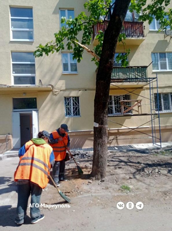 «Мариупольжилкомплекс» провел уборку дворов в разных районах «Мариупольжилкомплекс» провел уборку дворов в разных районах