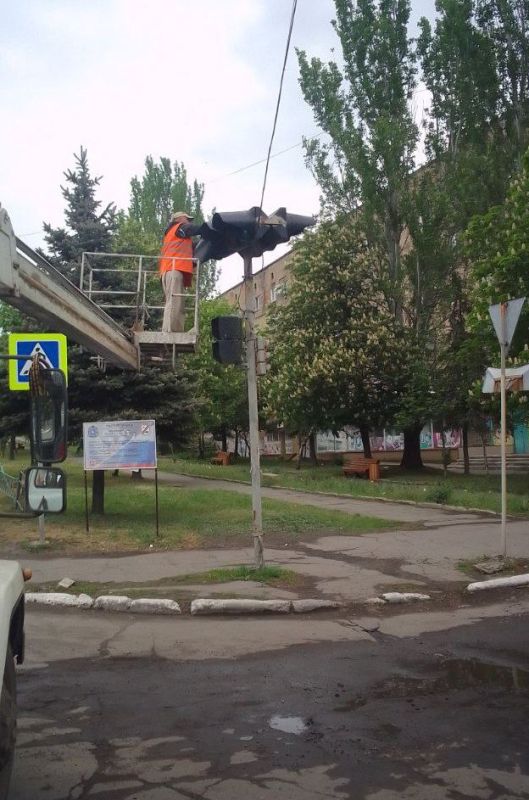 Коммунальщики Снежного продолжают благоустраивать территории общего пользования Коммунальщики Снежного продолжают благоустраивать территории общего пользования