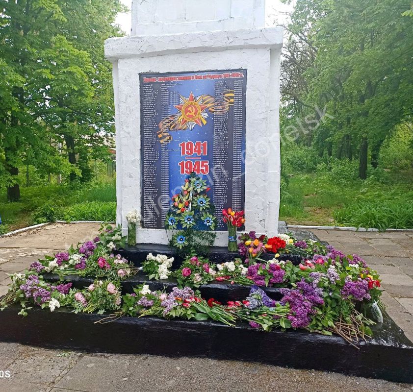 В преддверии 80-й годовщины Великой Победы обучающиеся и педагоги учреждений образования Кировского района возложили цветы к памятникам, могилам героев Великой Отечественной войны В преддверии 80-й годовщины Великой Победы обучающиеся и педагоги учреждений образования Кировского района возложили цветы к памятникам, могилам героев Великой Отечественной войны