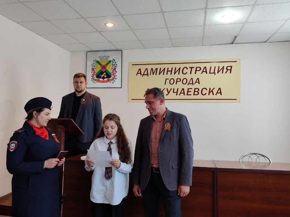 Теперь Я гражданин России. Первые в предверии Дня Победы совместно с отделением по вопросам миграции МВД РФ и сектором молодежной политики провели вручение первых паспортов Российской Федерации юным жителям города Докучаевска Теперь Я гражданин России. Первые в предверии Дня Победы совместно с отделением по вопросам миграции МВД РФ и сектором молодежной политики провели вручение первых паспортов Российской Федерации юным жителям города Докучаевска