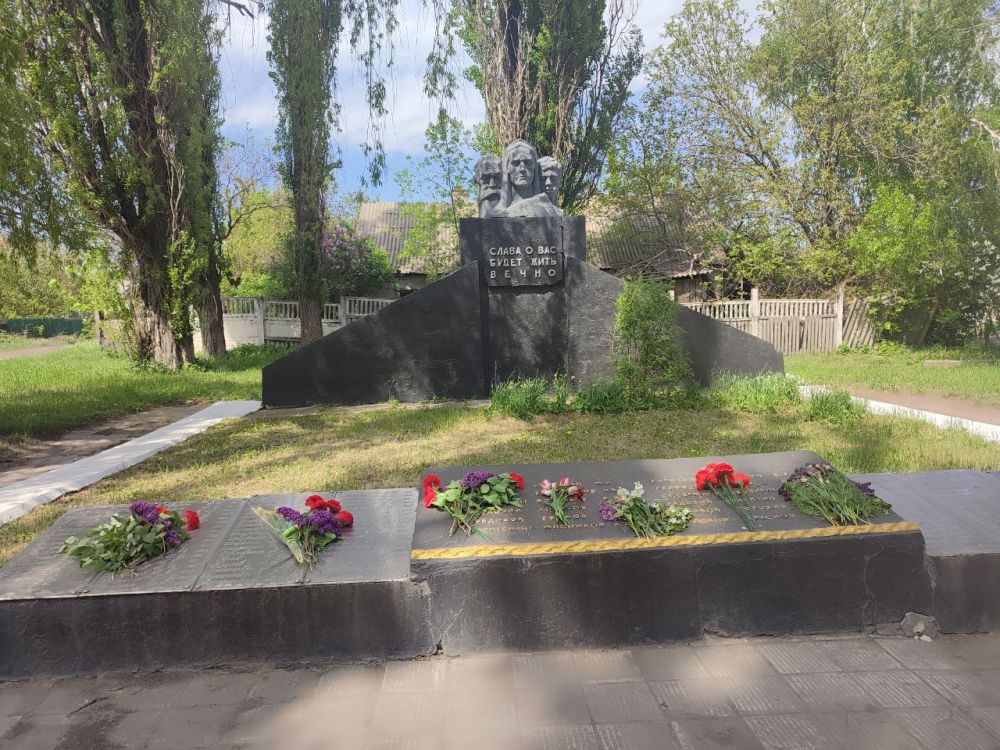 В преддверии празднования 80-летия Великой Победы члены первичного отделения №6 партии “Единая Россия” почтили память героев! В преддверии празднования 80-летия Великой Победы члены первичного отделения №6 партии “Единая Россия” почтили память героев!