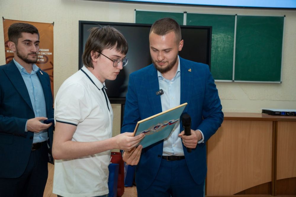 Вклад молодежи ДНР в защиту и развитие республики обсудили на лекции «Знания» Вклад молодежи ДНР в защиту и развитие республики обсудили на лекции «Знания»