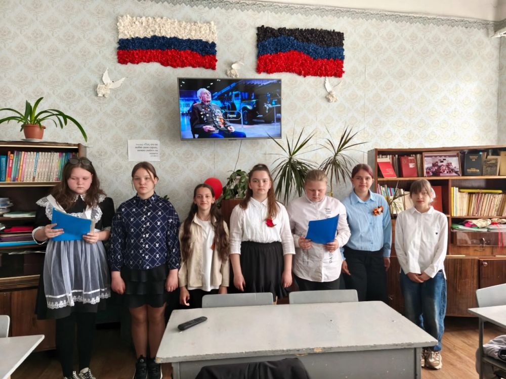 Школьники Снежного почтили память героев Великой Отечественной войны Школьники Снежного почтили память героев Великой Отечественной войны