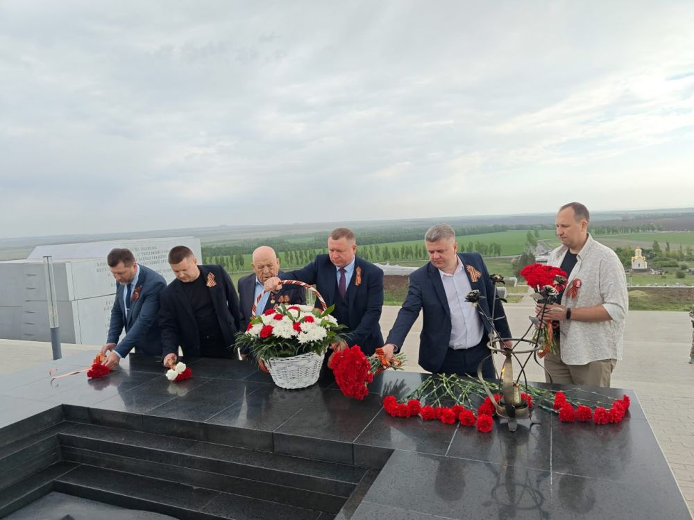 Сергей Ермаков: 7 мая по традиции в преддверии Дня Победы вместе с делегацией, в которую вошли замглавы администрации округа Владимир Судиловский, депутат городского совета Иван Михайлов, представитель шеф-региона Павел... Сергей Ермаков: 7 мая по традиции в преддверии Дня Победы вместе с делегацией, в которую вошли замглавы администрации округа Владимир Судиловский, депутат городского совета Иван Михайлов, представитель шеф-региона Павел...