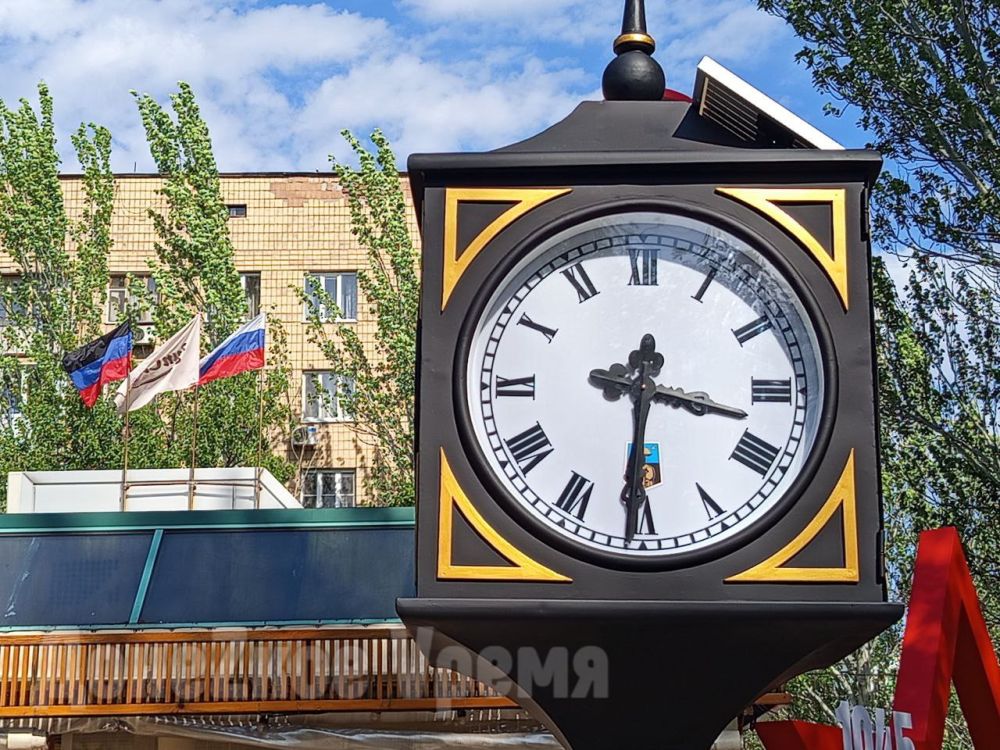 Теперь не спешат: часы на бульваре Пушкина в Донецке возобновили работу Теперь не спешат: часы на бульваре Пушкина в Донецке возобновили работу