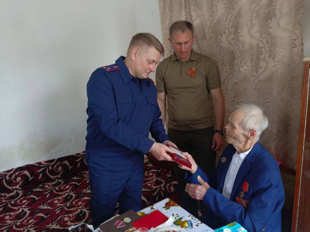 В Шахтерском округе поздравили ветерана Великой Отечественной войны с предстоящим праздником В Шахтерском округе поздравили ветерана Великой Отечественной войны с предстоящим праздником
