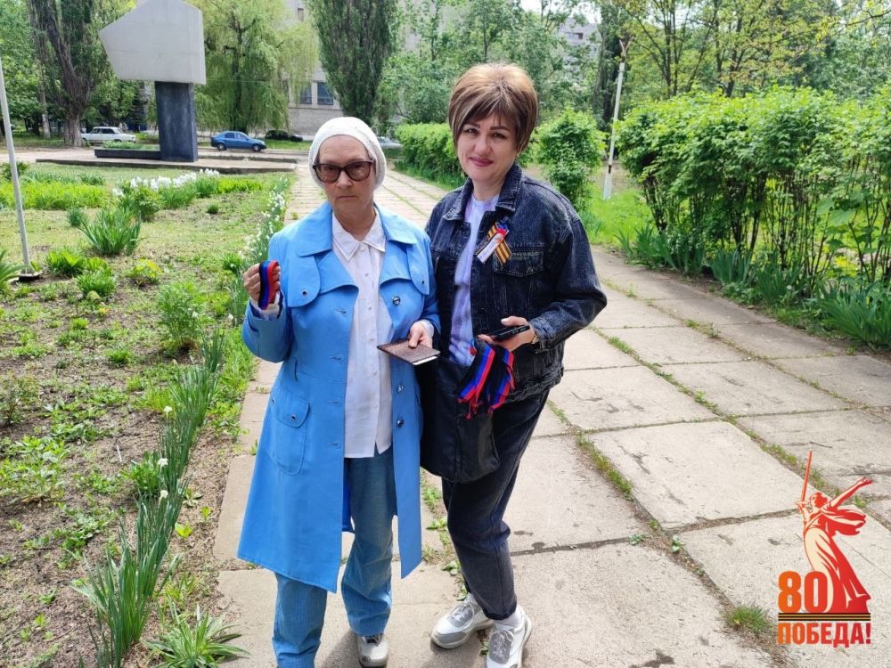 Патриотическая акция «Триколор» по раздаче ленточек в честь празднования Дня Республики в Калининском внутригородском районе города Горловка продолжается Патриотическая акция «Триколор» по раздаче ленточек в честь празднования Дня Республики в Калининском внутригородском районе города Горловка продолжается
