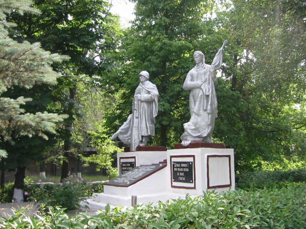 Главной целью мероприятия стало создание праздничной атмосферы и украшение городских территорий к юбилею Великой Победы Главной целью мероприятия стало создание праздничной атмосферы и украшение городских территорий к юбилею Великой Победы