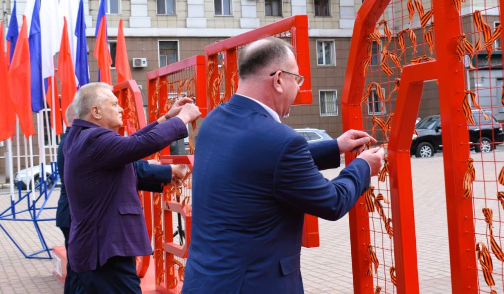 Акция «Тысяча сердец». В преддверии одного из самых значимых праздников нашей страны – Великого Дня Победы, на площади Ленина, руководством компании ЮГМК и городского округа Енакиево был дан старт Акции «Тысяча сердец» Акция «Тысяча сердец». В преддверии одного из самых значимых праздников нашей страны – Великого Дня Победы, на площади Ленина, руководством компании ЮГМК и городского округа Енакиево был дан старт Акции «Тысяча сердец»