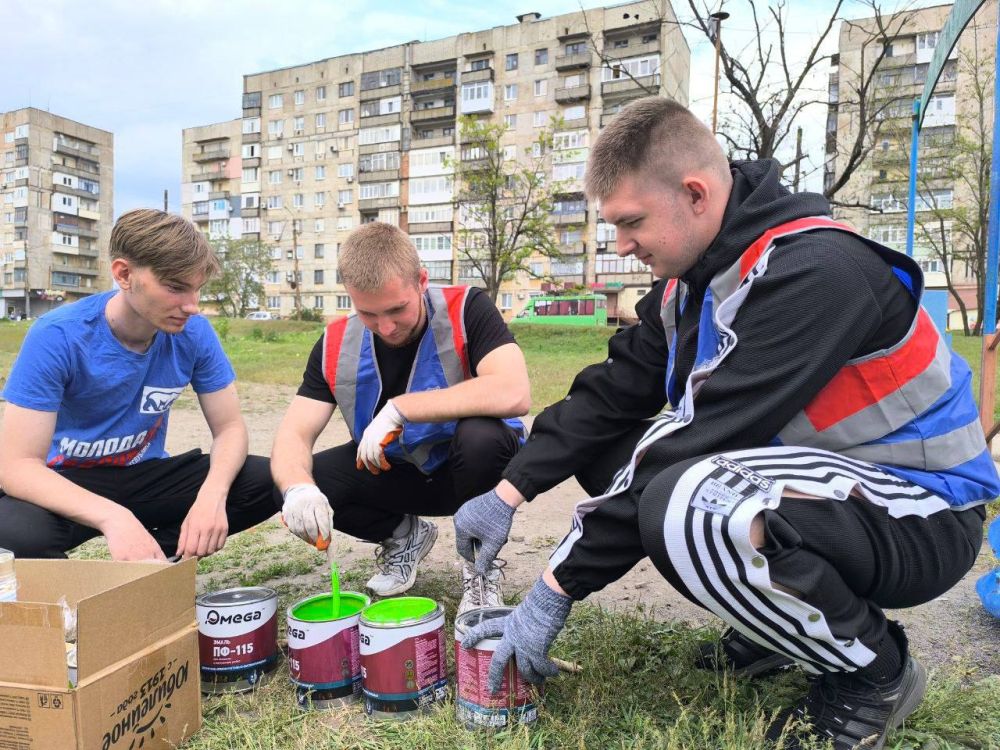 Единороссы покрасили игровую площадку Единороссы покрасили игровую площадку