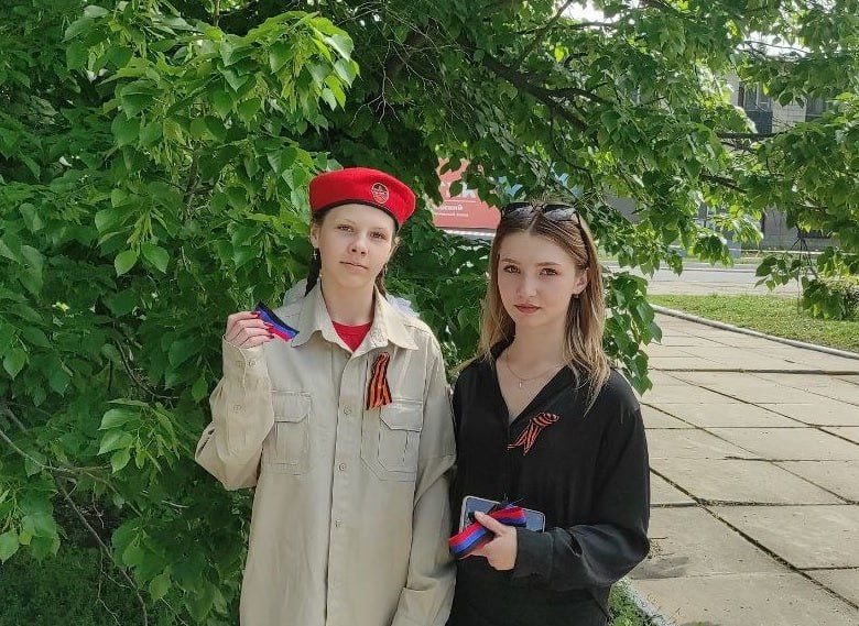 В Кировском внутригородском районе прошла акция по раздаче ленточек цвета флага ДНР «Три цвета гордости и славы» В Кировском внутригородском районе прошла акция по раздаче ленточек цвета флага ДНР «Три цвета гордости и славы»