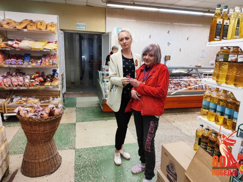 Патриотическая акция «Триколор» по раздаче ленточек в честь празднования Дня Республики в Калининском внутригородском районе города Горловка продолжается Патриотическая акция «Триколор» по раздаче ленточек в честь празднования Дня Республики в Калининском внутригородском районе города Горловка продолжается