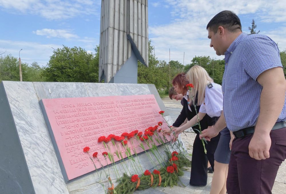 В преддверии Дня Победы, 7 мая, в городе Луганске сотрудники Управления Россельхознадзора по Донецкой Народной Республике и Луганской Народной Республике приняли участие в торжественном возложении цветов к памятнику войскам... В преддверии Дня Победы, 7 мая, в городе Луганске сотрудники Управления Россельхознадзора по Донецкой Народной Республике и Луганской Народной Республике приняли участие в торжественном возложении цветов к памятнику войскам...