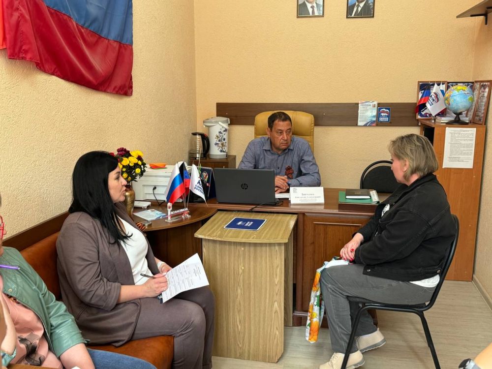 Константин Зинченко: На связи с гражданами. Сегодня провел прием граждан в Волновахском отделении общественной приемной «Единой России» совместно с представителями профильных управлений и отделов администрации Константин Зинченко: На связи с гражданами. Сегодня провел прием граждан в Волновахском отделении общественной приемной «Единой России» совместно с представителями профильных управлений и отделов администрации
