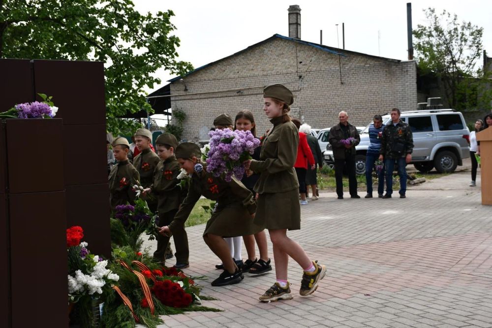 Сегодня, 7 мая, в преддверии 80-летия Великой Победы, в поселке Новолуганское состоялось значимое событие - открытие памятника погибшим воинам 1941-1945 годов, восстановленный шефом-регионом Чукотским автономным округом Сегодня, 7 мая, в преддверии 80-летия Великой Победы, в поселке Новолуганское состоялось значимое событие - открытие памятника погибшим воинам 1941-1945 годов, восстановленный шефом-регионом Чукотским автономным округом