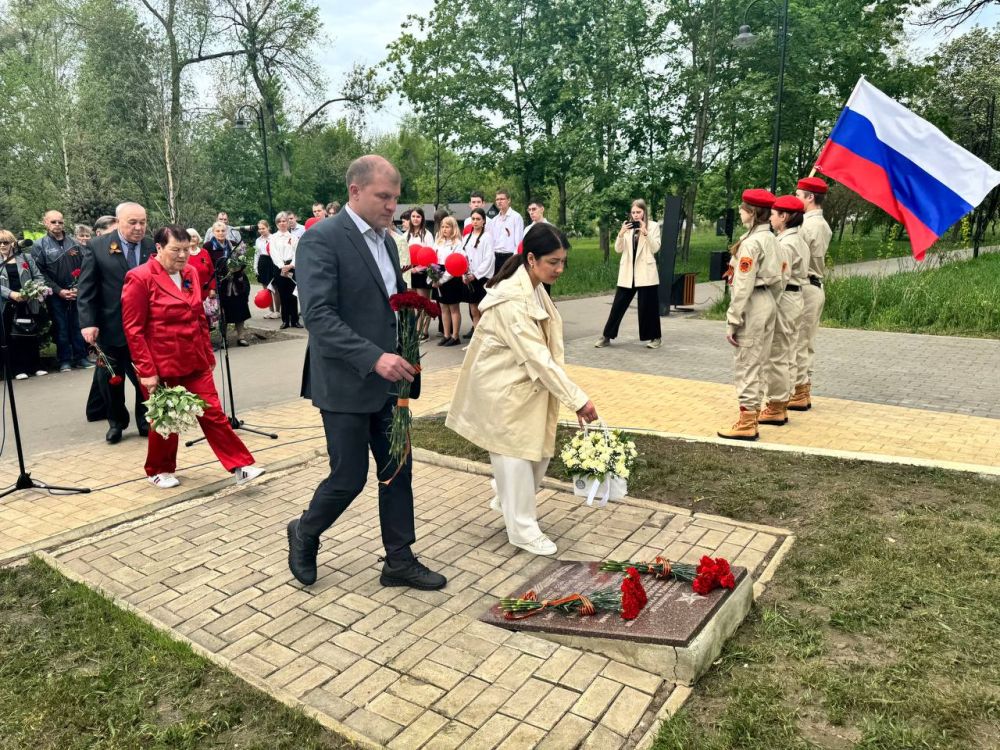 Сегодня, в рамках празднования 80-й годовщины Великой Победы, в Пролетарском районе прошли торжественные митинги у памятных мест, посвященных героическим событиям Великой Отечественной войны Сегодня, в рамках празднования 80-й годовщины Великой Победы, в Пролетарском районе прошли торжественные митинги у памятных мест, посвященных героическим событиям Великой Отечественной войны