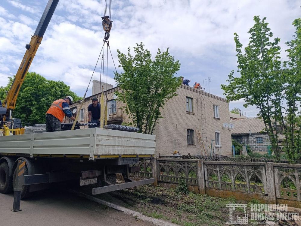 Бригада из ЕАО приступила к восстановлению дома в Амвросиевском округе Бригада из ЕАО приступила к восстановлению дома в Амвросиевском округе