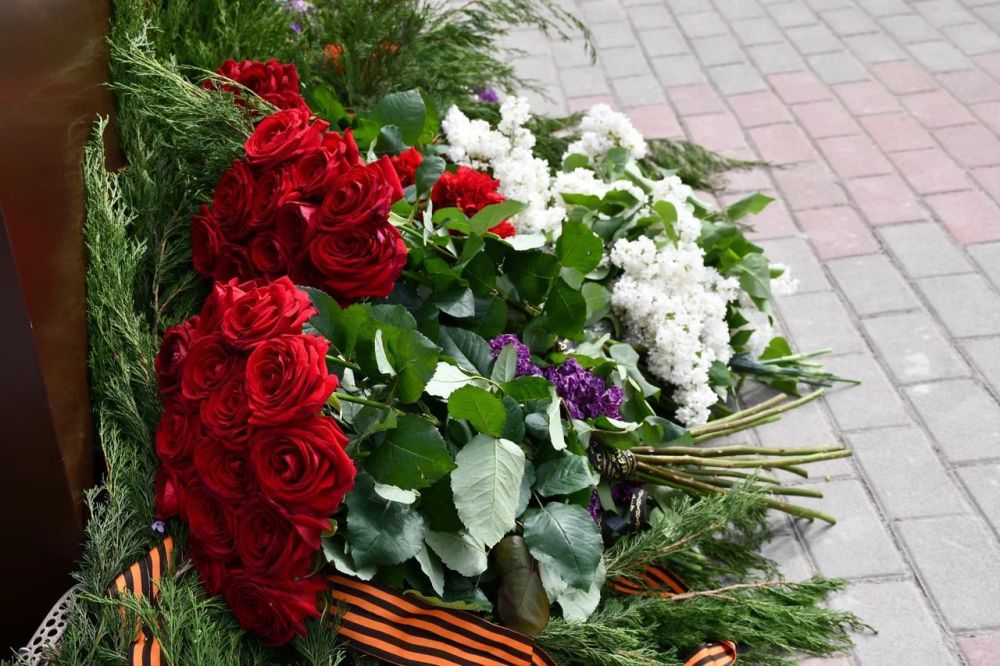 Сегодня, 7 мая, в преддверии 80-летия Великой Победы, в поселке Новолуганское состоялось значимое событие - открытие памятника погибшим воинам 1941-1945 годов, восстановленный шефом-регионом Чукотским автономным округом Сегодня, 7 мая, в преддверии 80-летия Великой Победы, в поселке Новолуганское состоялось значимое событие - открытие памятника погибшим воинам 1941-1945 годов, восстановленный шефом-регионом Чукотским автономным округом