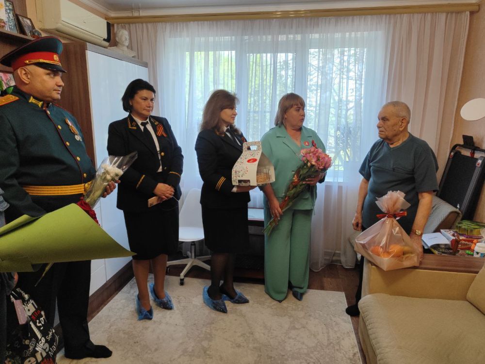 7 мая руководитель Управы Горняцкого внутригородского района Олеся Осатюк совместно с военным комиссаром военного комиссариата (Горняцкого и Червоногвардейского района) Василием Кувыкиным, старшим судебным приставом... 7 мая руководитель Управы Горняцкого внутригородского района Олеся Осатюк совместно с военным комиссаром военного комиссариата (Горняцкого и Червоногвардейского района) Василием Кувыкиным, старшим судебным приставом...