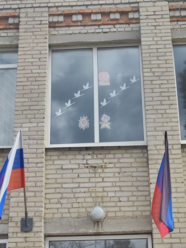 Володарский муниципальный округ с гордостью присоединился к Всероссийской акции «Окна Победы», став частью масштабного движения, объединяющего поколения в благодарной памяти о героях Великой Отечественной войны Володарский муниципальный округ с гордостью присоединился к Всероссийской акции «Окна Победы», став частью масштабного движения, объединяющего поколения в благодарной памяти о героях Великой Отечественной войны