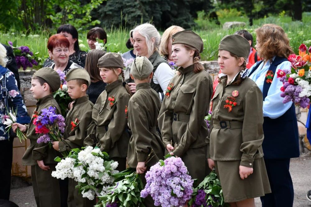 Сегодня, 7 мая, в преддверии 80-летия Великой Победы, в поселке Новолуганское состоялось значимое событие - открытие памятника погибшим воинам 1941-1945 годов, восстановленный шефом-регионом Чукотским автономным округом Сегодня, 7 мая, в преддверии 80-летия Великой Победы, в поселке Новолуганское состоялось значимое событие - открытие памятника погибшим воинам 1941-1945 годов, восстановленный шефом-регионом Чукотским автономным округом