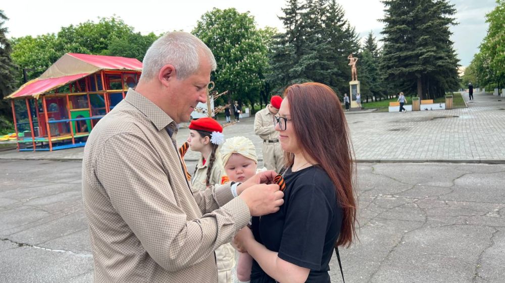 Жители Кировского получили георгиевские ленты от Владимирской области Жители Кировского получили георгиевские ленты от Владимирской области