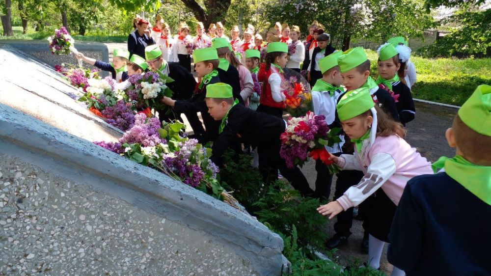 Сегодня, в рамках празднования 80-й годовщины Великой Победы, в Пролетарском районе прошли торжественные митинги у памятных мест, посвященных героическим событиям Великой Отечественной войны Сегодня, в рамках празднования 80-й годовщины Великой Победы, в Пролетарском районе прошли торжественные митинги у памятных мест, посвященных героическим событиям Великой Отечественной войны