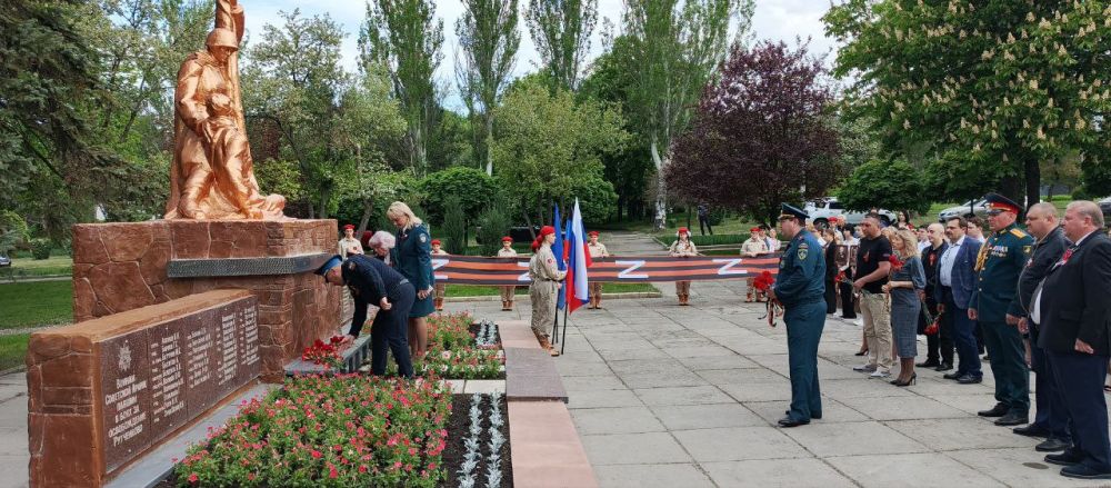 Юрий Будрин: В преддверии 80-летия Дня Победы, в Кировском районе города Донецка состоялось возложение цветов к Братской могиле советских воинов Юрий Будрин: В преддверии 80-летия Дня Победы, в Кировском районе города Донецка состоялось возложение цветов к Братской могиле советских воинов