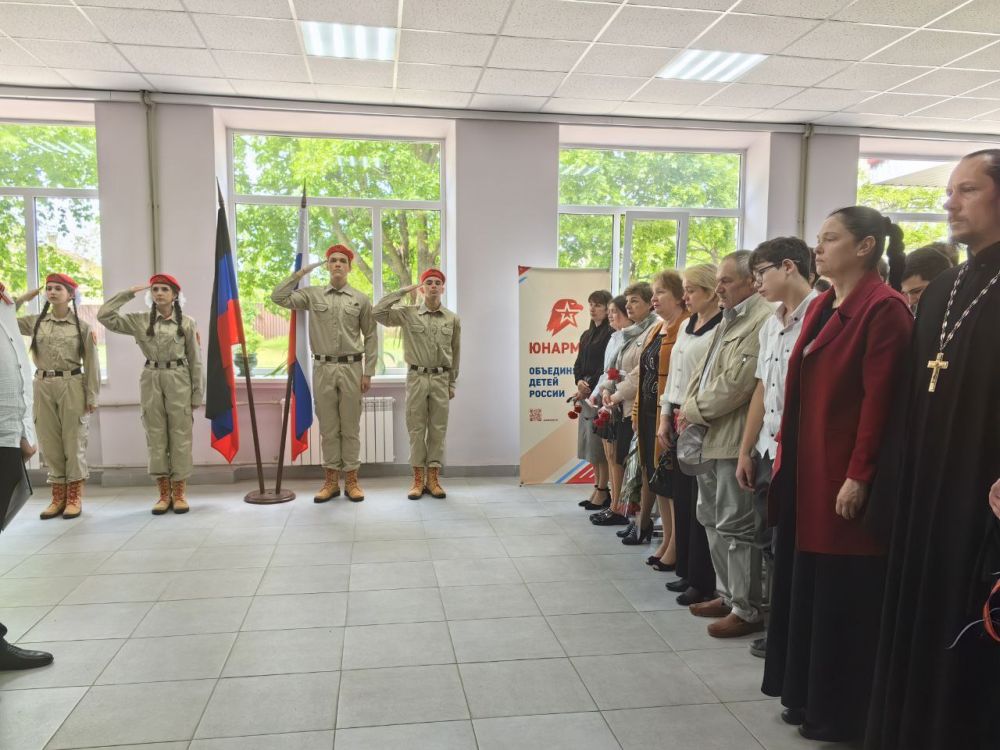 В Старобешевской школе № 1 торжественно открыли парту Героя Федора Самойленко, награжденного орденом Мужества (посмертно) В Старобешевской школе № 1 торжественно открыли парту Героя Федора Самойленко, награжденного орденом Мужества (посмертно)