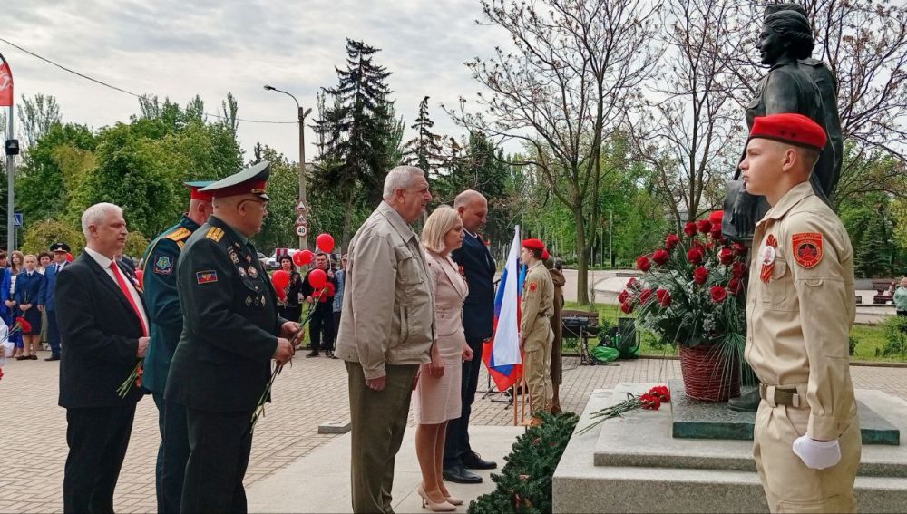 Наталья Бегуненко: В Петровском районе г. Донецка прошла церемония возложения цветов к памятнику «Петровчанам, погибшим в годы Великой Отечественной войны», посвященная 80-летию Великой Победы Наталья Бегуненко: В Петровском районе г. Донецка прошла церемония возложения цветов к памятнику «Петровчанам, погибшим в годы Великой Отечественной войны», посвященная 80-летию Великой Победы
