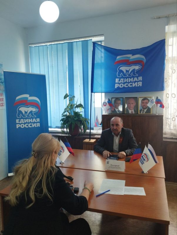 Александр Подгорный провёл выездной приём граждан в общественной приёмной «Единой России» Александр Подгорный провёл выездной приём граждан в общественной приёмной «Единой России»