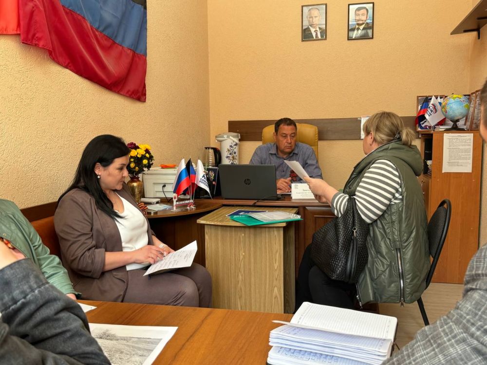 Константин Зинченко: На связи с гражданами. Сегодня провел прием граждан в Волновахском отделении общественной приемной «Единой России» совместно с представителями профильных управлений и отделов администрации Константин Зинченко: На связи с гражданами. Сегодня провел прием граждан в Волновахском отделении общественной приемной «Единой России» совместно с представителями профильных управлений и отделов администрации