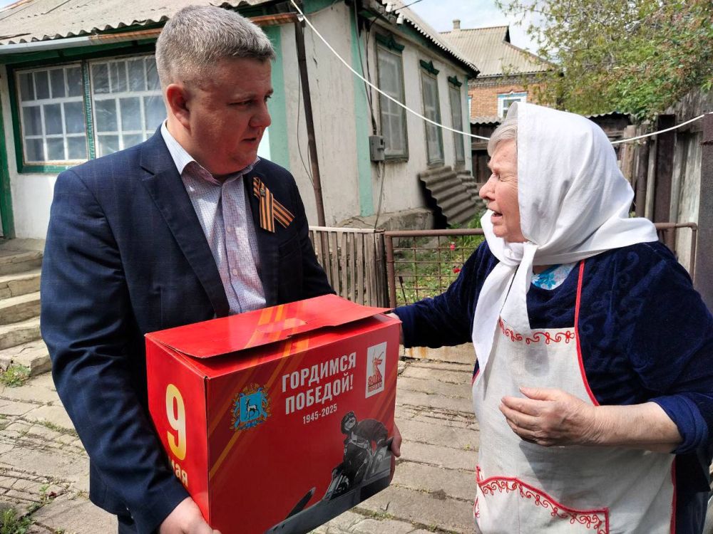 Единороссы поздравили ветеранов с 80-летием Великой Победы Единороссы поздравили ветеранов с 80-летием Великой Победы