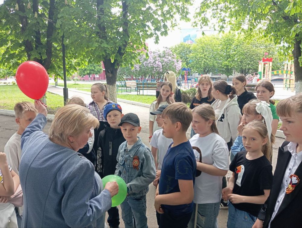 МБУ "Центр Культуры и Досуга города Дебальцево" подарил юным жителям города яркий и незабываемый праздник, проведя детскую песенно-музыкальную программу "На улице май - выходи гуляй!" МБУ "Центр Культуры и Досуга города Дебальцево" подарил юным жителям города яркий и незабываемый праздник, проведя детскую песенно-музыкальную программу "На улице май - выходи гуляй!"