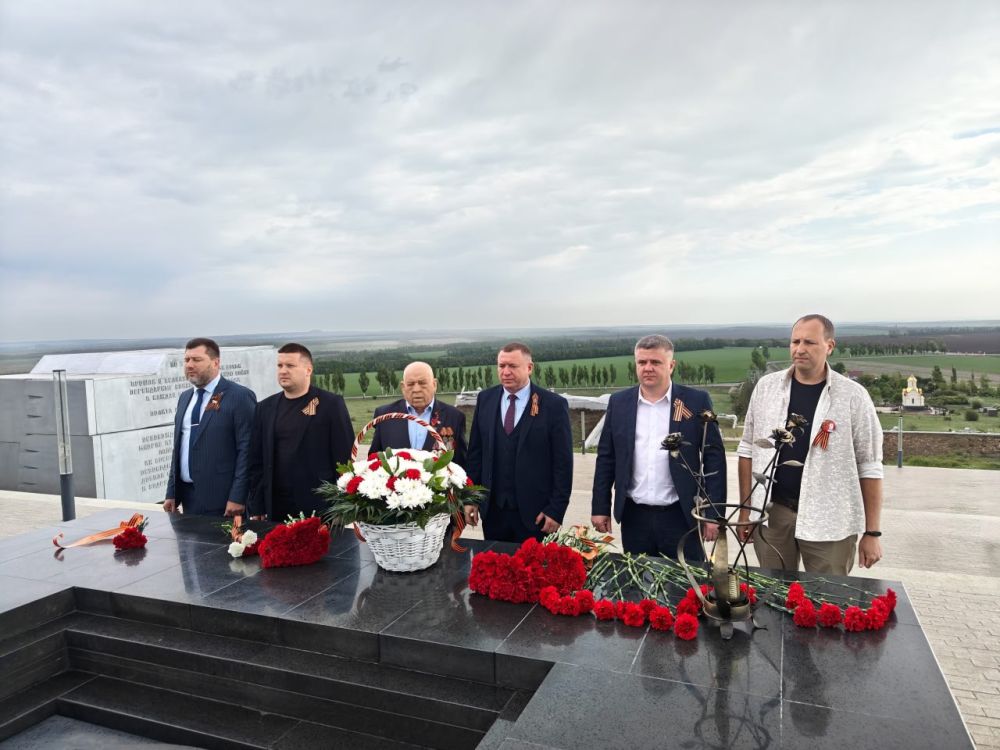 Сергей Ермаков: 7 мая по традиции в преддверии Дня Победы вместе с делегацией, в которую вошли замглавы администрации округа Владимир Судиловский, депутат городского совета Иван Михайлов, представитель шеф-региона Павел... Сергей Ермаков: 7 мая по традиции в преддверии Дня Победы вместе с делегацией, в которую вошли замглавы администрации округа Владимир Судиловский, депутат городского совета Иван Михайлов, представитель шеф-региона Павел...