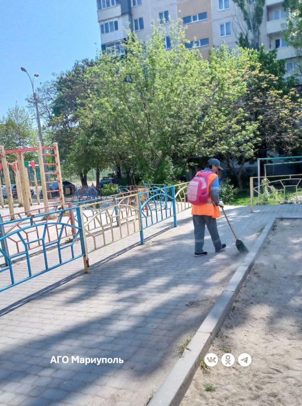 «Мариупольжилкомплекс» провел уборку дворов в разных районах «Мариупольжилкомплекс» провел уборку дворов в разных районах