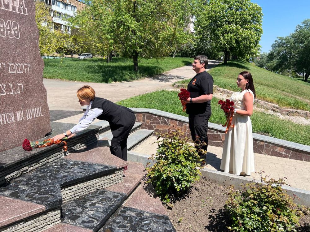 Прошла торжественная церемония возложения цветов к Памятному знаку «Жертвам Холокоста» Прошла торжественная церемония возложения цветов к Памятному знаку «Жертвам Холокоста»