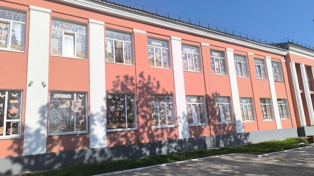 День Победы - великий праздник! Оформление школы к 9 мая стало доброй, светлой традицией День Победы - великий праздник! Оформление школы к 9 мая стало доброй, светлой традицией