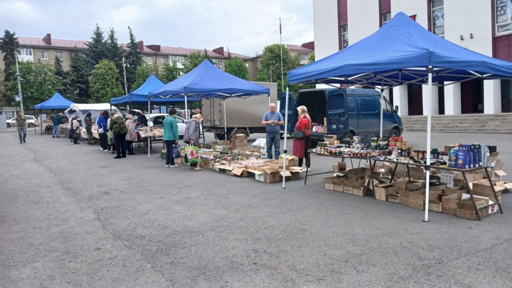 На центральной площади Снежного прошла предпраздничная ярмарка На центральной площади Снежного прошла предпраздничная ярмарка