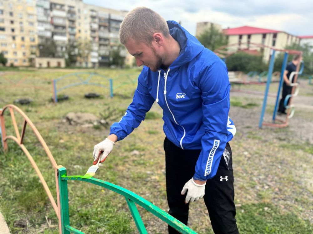 Единороссы покрасили игровую площадку Единороссы покрасили игровую площадку