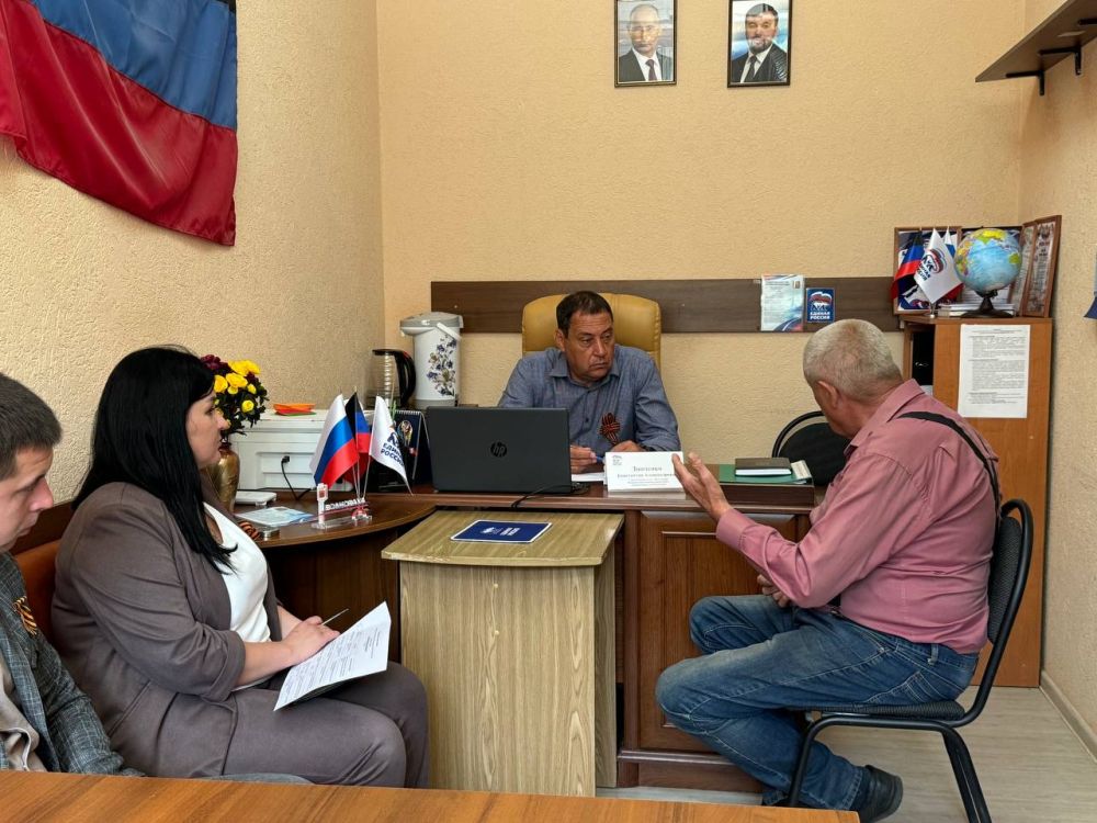 Константин Зинченко: На связи с гражданами. Сегодня провел прием граждан в Волновахском отделении общественной приемной «Единой России» совместно с представителями профильных управлений и отделов администрации Константин Зинченко: На связи с гражданами. Сегодня провел прием граждан в Волновахском отделении общественной приемной «Единой России» совместно с представителями профильных управлений и отделов администрации